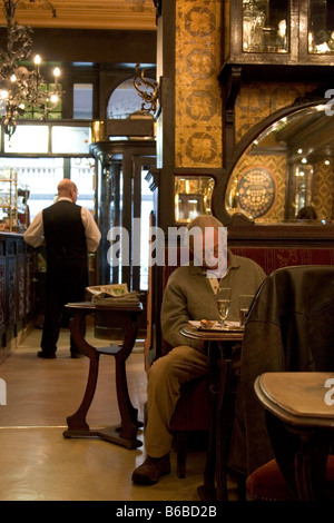 Einsamer Einzelkunde lesen, trinken, sitzen in der Cafe-Bar "Le Cirio", Brüssel, Belgien 2007. WWW.OLIVER-KNIGHT.BLOGSPOT.COM Stockfoto