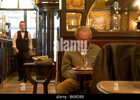 Einsamer Einzelkunde lesen, trinken, sitzen in der Cafe-Bar "Le Cirio", Brüssel, Belgien 2007. WWW.OLIVER-KNIGHT.BLOGSPOT.COM Stockfoto