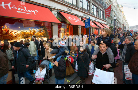 Weihnachts-shopping bei Hamleys Toy Store in der Regent Street in London Stockfoto