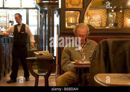 Einsamer Einzelkunde lesen, trinken, sitzen in der Cafe-Bar "Le Cirio", Brüssel, Belgien 2007. WWW.OLIVER-KNIGHT.BLOGSPOT.COM Stockfoto