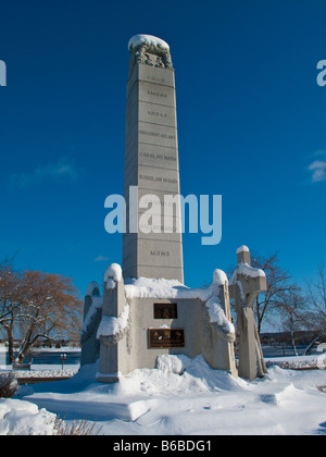 Fredericton New Brunswick Kenotaph mit Abstauben der Winterschnee drauf mit einem tiefblauen Winterhimmel Stockfoto