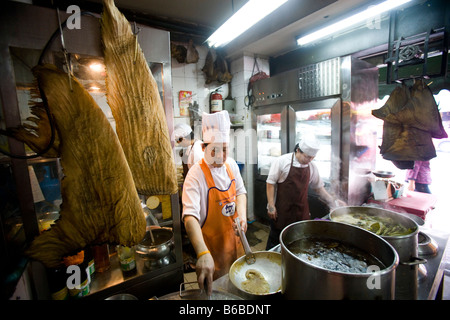 Ein Koch bereitet Haie-Suppe in einem Restaurant, Bangkok, Thailand. Stockfoto