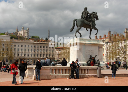 Setzen Sie Bellecour und mitten auf dem Platz ist das Reiterstandbild von König Louis XIV in der alten Stadt von Lyon m Frankreich Stockfoto