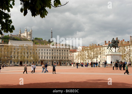 Setzen Sie Bellecour und mitten auf dem Platz ist das Reiterstandbild von König Louis XIV in der alten Stadt von Lyon in Frankreich Stockfoto