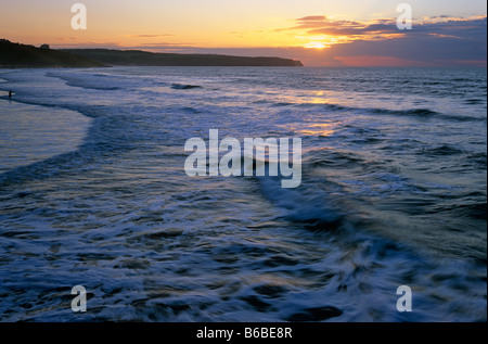 Abendsonne über Whitby Strand, Whitby, North Yorkshire Stockfoto