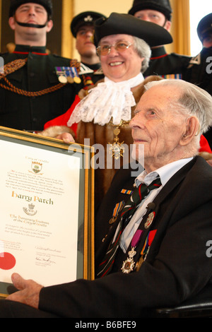 Harry Patch britischen 1. 1. Weltkrieg Graben kämpfen Überlebende erhält die Freiheit von der Stadt Wells Somerset am 10.7.2008 Stockfoto