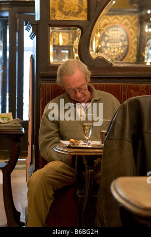 Einsamer Einzelkunde lesen, trinken, sitzen in der Cafe-Bar "Le Cirio", Brüssel, Belgien 2007. WWW.OLIVER-KNIGHT.BLOGSPOT.COM Stockfoto