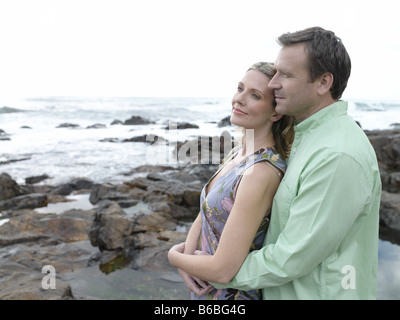 Seitenprofil paar stehen am Pool Stockfoto