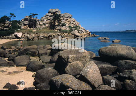 Pointe de Squewel oder Squewel Punkt & Strand Côte de Granit Rose (rosa Granit Küste), Ploumanac'h, Côte d ' Armor, Bretagne, Frankreich Stockfoto