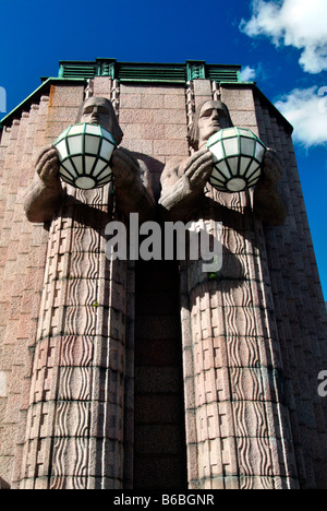 Zwei Statuen vor Gebäude Stockfoto