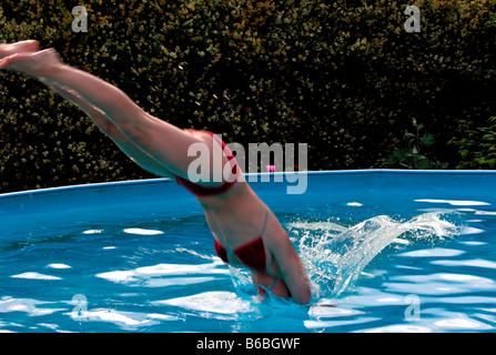 Seitenprofil Frau Tauchen im pool Stockfoto