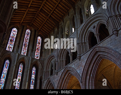 Farbige Glasfenster oberhalb der Marienkapelle verändern im 15. Jahrhundert Norden Querarm von Hexham Abbey Stockfoto