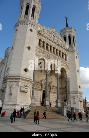 Die Basilika Notre Dame de Fourvière auf Fourvière Hügel mit Blick auf die Stadt von Lyon in Frankreich Stockfoto