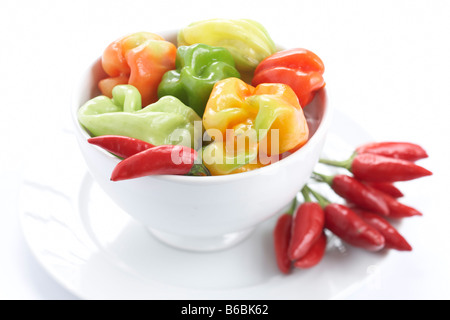 Nahaufnahme der Schale mit Paprika und roten Chilischoten auf Platte Stockfoto