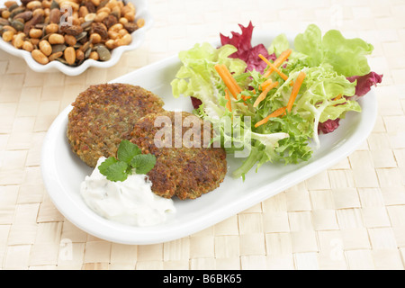 Nahaufnahme der Veggie-Burger mit pikanten Sauce und Salat im tray Stockfoto