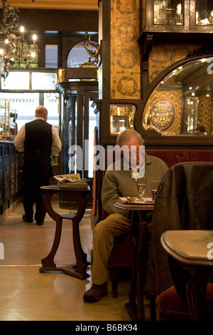 Einsamer Einzelkunde lesen, trinken, sitzen in der Cafe-Bar "Le Cirio", Brüssel, Belgien 2007. WWW.OLIVER-KNIGHT.BLOGSPOT.COM Stockfoto