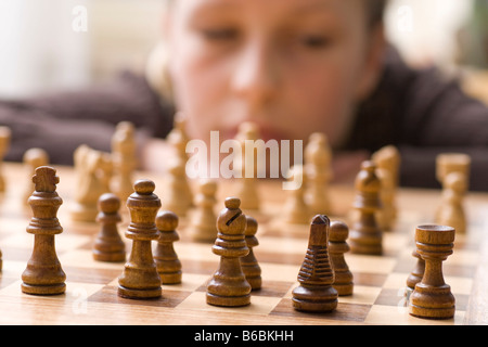 Junge spielt Schach Stockfoto