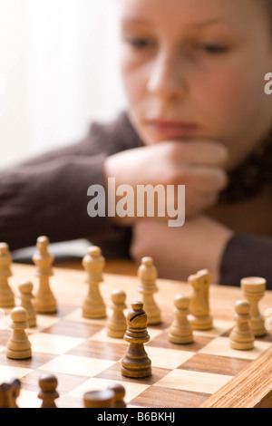 Junge spielt Schach Stockfoto