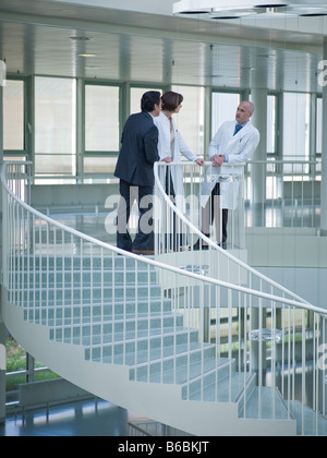 Zwei Ärzte und Unternehmer diskutieren Stockfoto