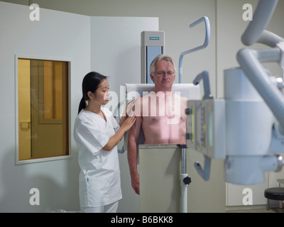 Patienten mit Röntgenuntersuchung Stockfoto