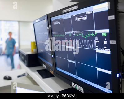 Computern verwendet, während der Operation zeigt Herzfrequenz Stockfoto