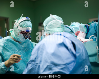 Chirurgen, die Operation im OP-Saal Stockfoto