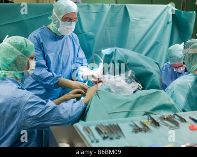 Chirurgen, die Operation im OP-Saal Stockfoto