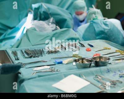 Chirurgische Instrumente im Operationssaal Stockfoto
