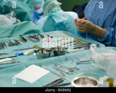 Mitte Schnittansicht der Chirurg im Operationssaal Stockfoto