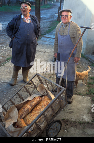 Männer warten vor der Wehrkirche in Szekelyderz Dariju Dorf in Siebenbürgen Rumänien mit Fleisch, in den Türmen zu verlassen Stockfoto