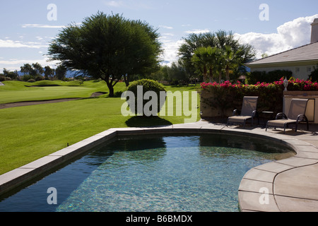 Swimming Pool am Golfplatz Stockfoto