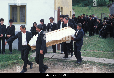 Der Beerdigung Gizella Kocisis im Alter von 89 im Garten ihres Hauses in Szekelyderz oder Dariju Dorf Siebenbürgen Rumänien Stockfoto