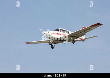 Piper PA-28-161 Cadet G-LORC im Endanflug auf Gamston Flugplatz landen Stockfoto