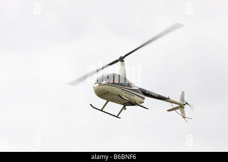 Robinson R44 Astro G-OWND im Endanflug auf Sandtoft Flugplatz landen Stockfoto