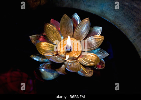 Indonesien Surabaya, Java, Kerzen im chinesischen Kong Co Kong Tik Cun Ong-Tempel (buddhistisch) Stockfoto