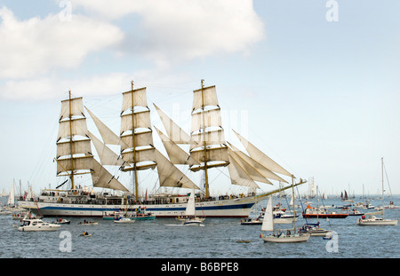 Russischen Klasse A Tall Ship Mir umgeben von kleineren Schiffen während Funchal groß Schiffe Regatta Falmouth Cornwall UK Stockfoto