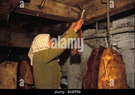 Frau mit Fleisch in Speicher-Türmen befestigte Kirche in Szekelyderz Dariju Dorf in Siebenbürgen Rumänien Stockfoto