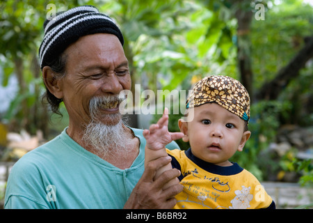 Indonesien Surabaya, Java, im Quartal Jambangan Großvater und Enkel Stockfoto