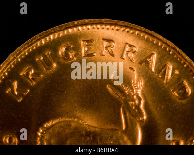 Nahaufnahme einer Münze Krügerrand Goldbarren.  Das Bild konzentriert sich auf das Wort Krugerrand und zeigt den oberen Teil der Springbock Stockfoto