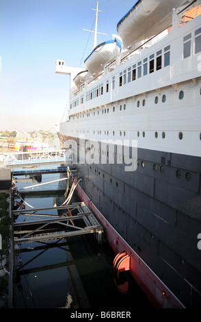 Seitenansicht des Rumpfes der Ozeanriesen Queen Mary, vor Anker, als ein Hotel in Long Beach Kalifornien Stockfoto