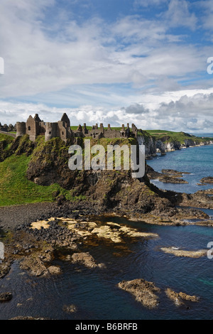 Dunluce Castle auf die zerklüftete Küste von North Antrim, Nordirland Stockfoto