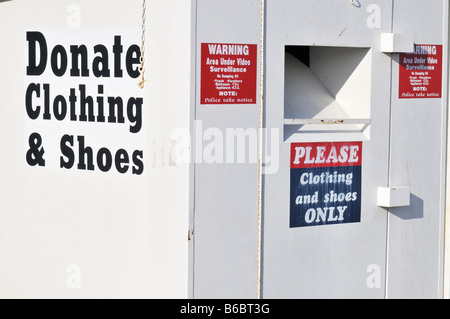 Spende Bin für wohltätige Zwecke für Kleidung und Schuhe. Stockfoto