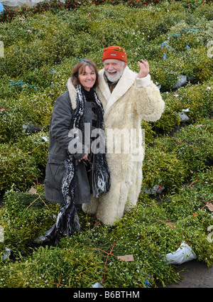 Druid Garth Reynolds unter der Mistel die jährliche Winterversteigerung Mistelzweig und Holly bei Tenbury Wells England UK Picture by David Bagnall. Stockfoto