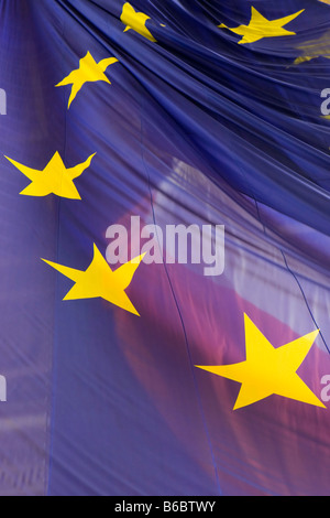 Die EU-Flagge auf dem Arc de Triomphe, Paris Stockfoto