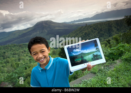 Indonesien, Kintamani, Bali, Boy, Verkauf von Postkarten Stockfoto