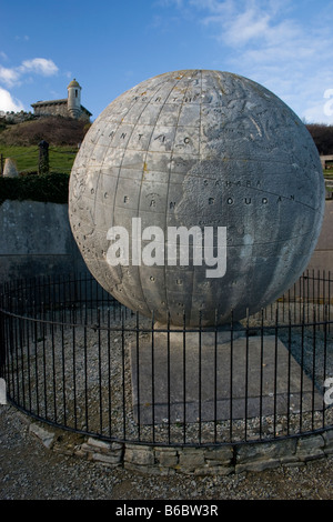 Den Globus im Durlston Country Park, Swanage, Dorset. Hergestellt aus 40 Tonnen Beton, zeigt es der Welt, wie es vor vielen Jahren war. Stockfoto