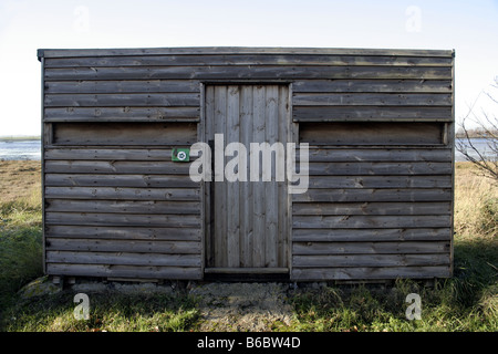 Hölzerne Vogelbeobachtung Hütte auf Hintergrund Insel, Essex, England. Dies ist ein Bereich des National Trust. Stockfoto