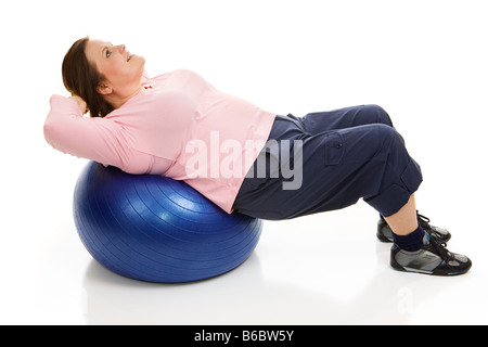 Schöne plus Größe Modell machen Pilates zu verschärfen ihre Bauchmuskeln Ganzkörper isoliert auf weiss Stockfoto
