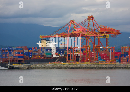 Hafen von Vancouver und geladenen Containerschiff Vancouver Britisch-Kolumbien Kanada Stockfoto