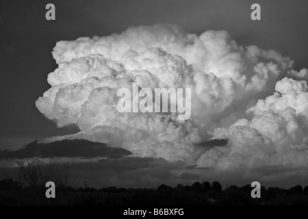 Sonne beleuchteten Wolken Stockfoto